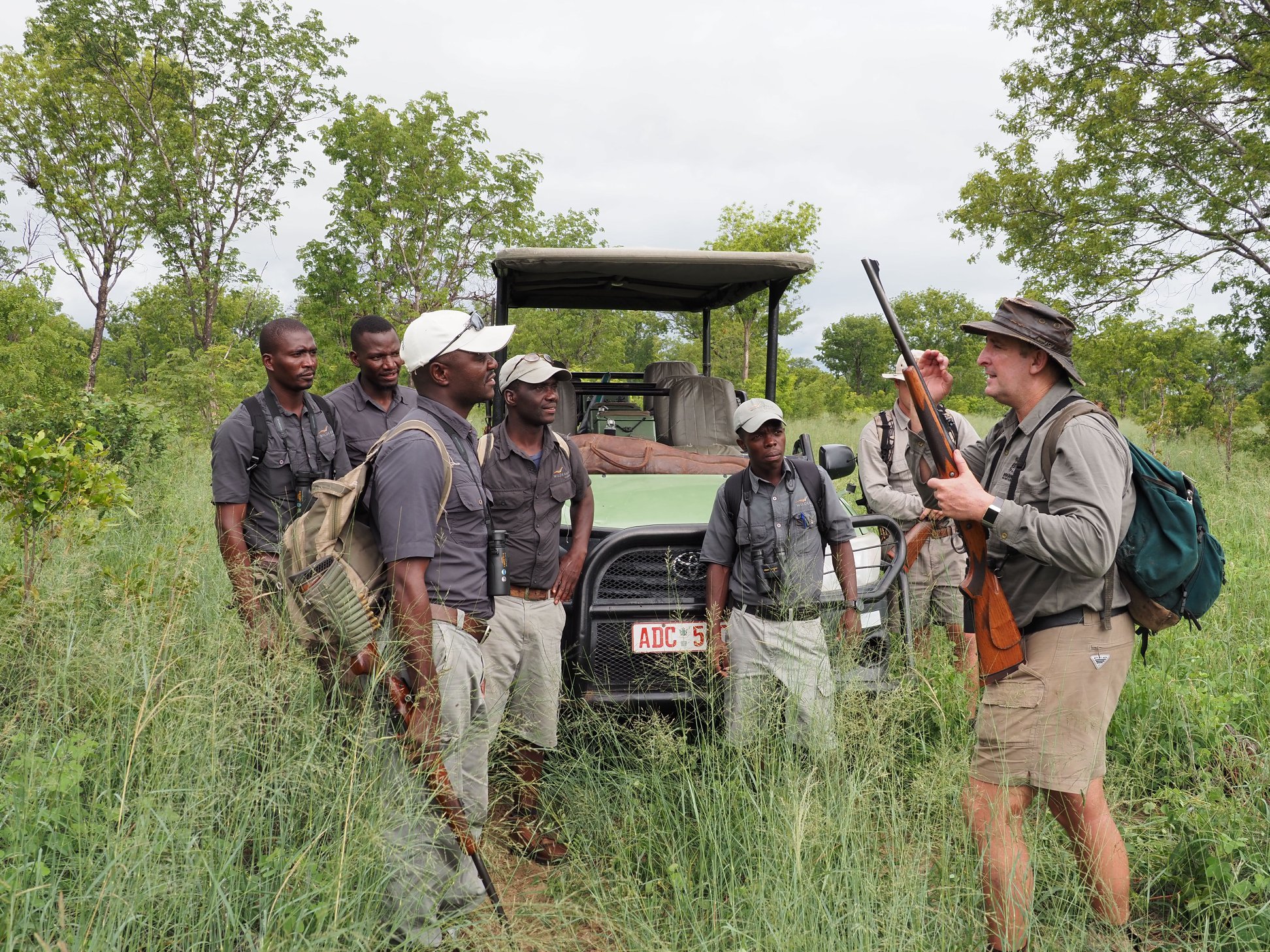Can I Combine a Walking Safari with a Game Drive in Uganda?